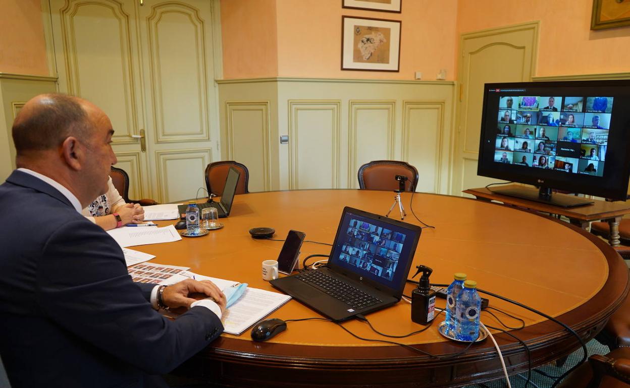 El presidente de la Diputación, Miguel Ángel de Vicente, durante el pleno telemático. 