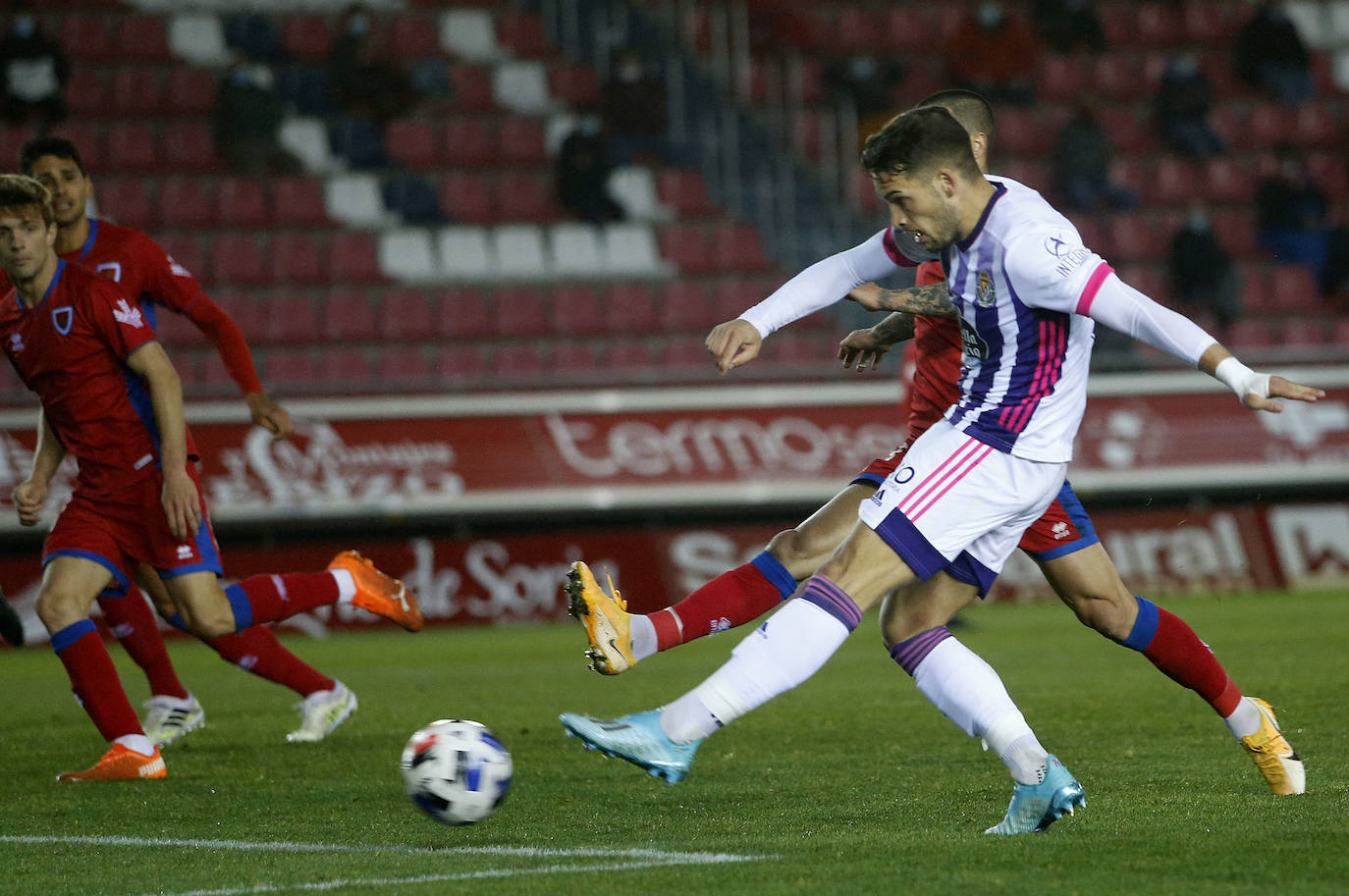 Fotos: Numancia y Real Valladolid Promesas se reparten los puntos 2-2