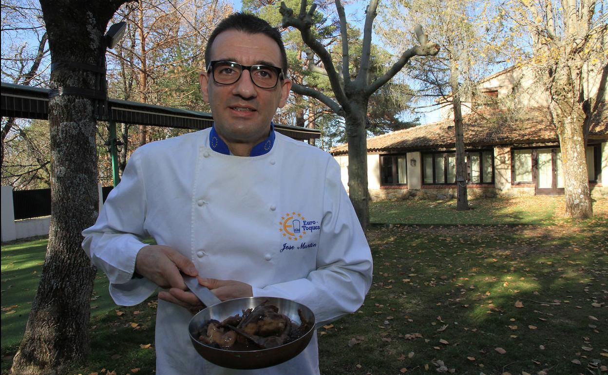 José Martín muestra una sartén con la becada cocinada en el jardín del restaurante La Matita. 