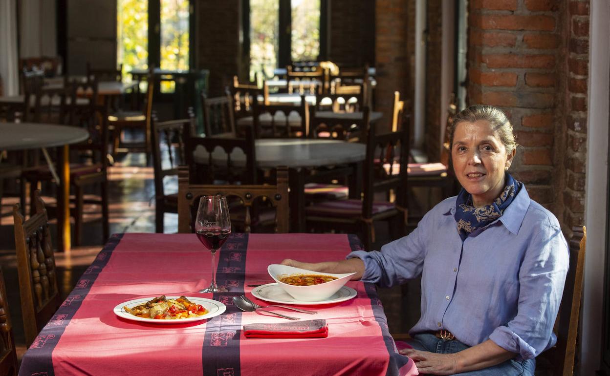 La cocinera Matilde Barrientos posa con su estofado en una mesa del comedor galería de La Goya. 