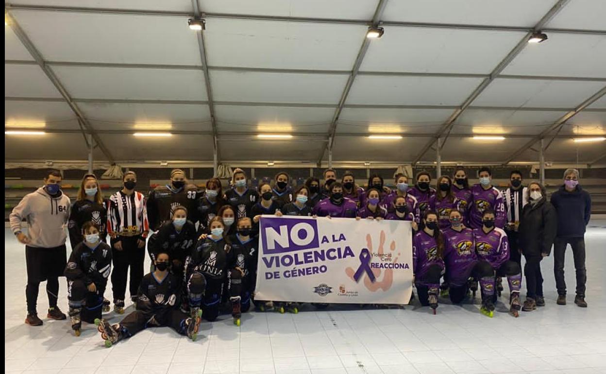 Ambos equipos posan antes de iniciar el encuentro