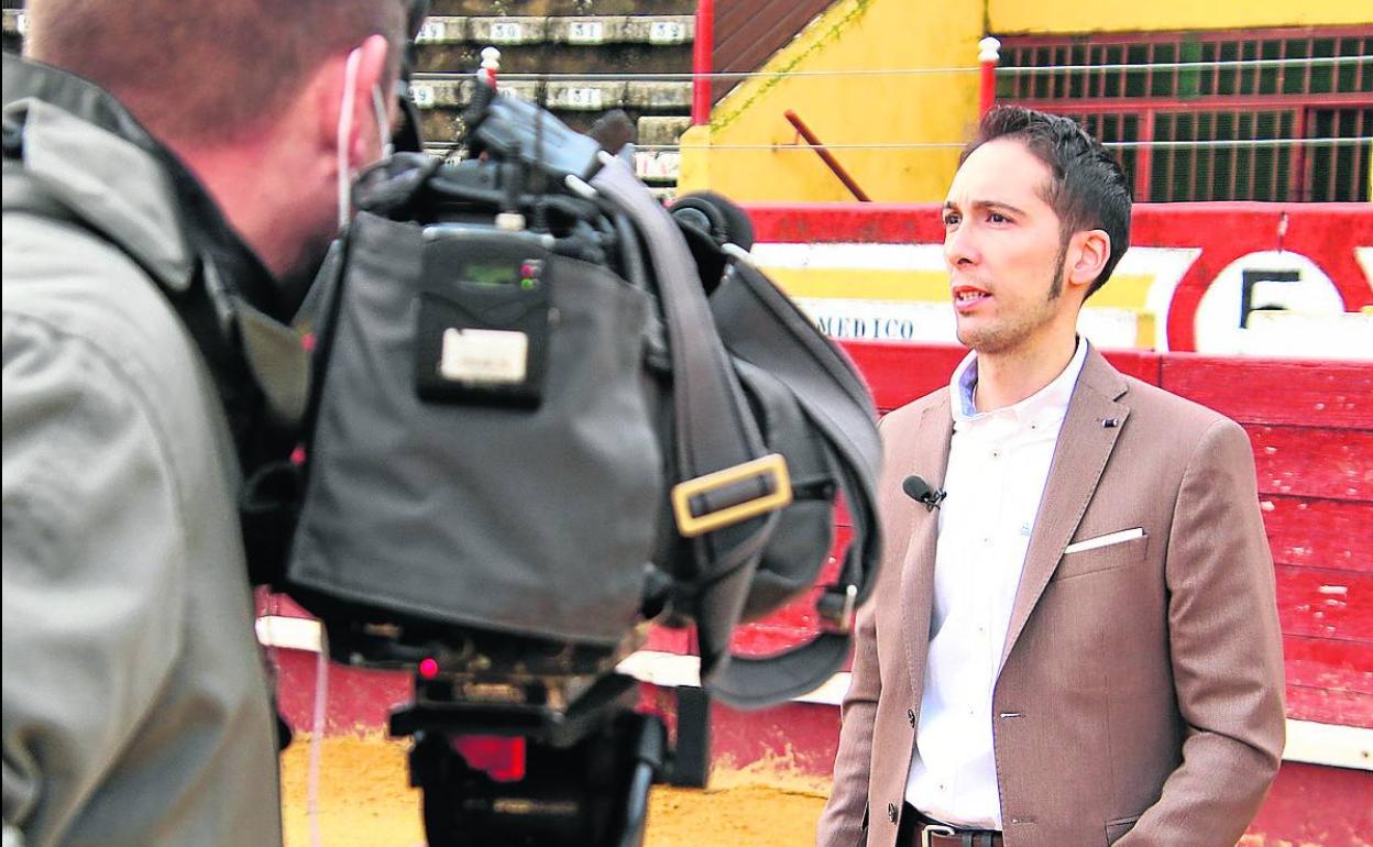 Rubén de Miguel, durante la grabación del programa, en el coso de Cuéllar. 