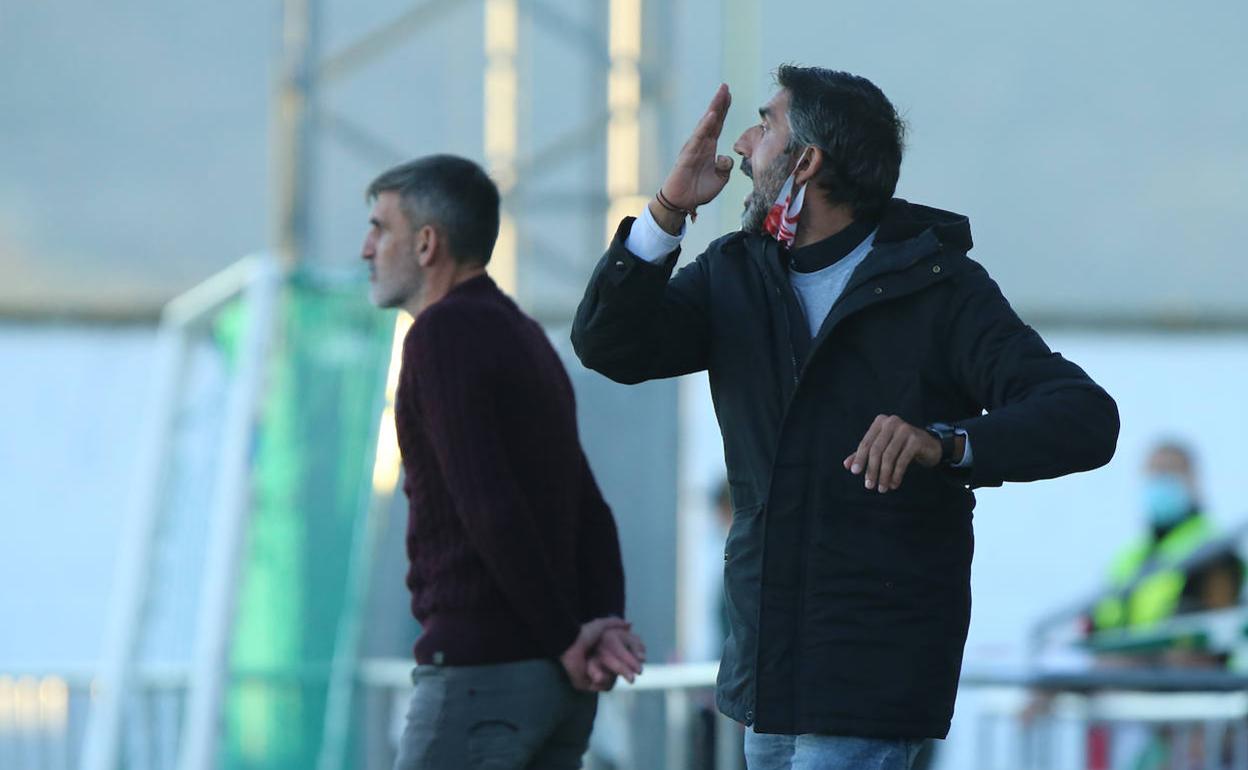 Jacobo y Marcos Montes, técnicos del CD Guijuelo, ante el Deportivo.