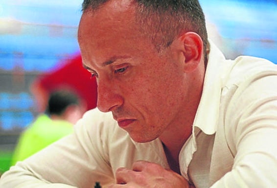Amador González de la Nava, durante una partida.