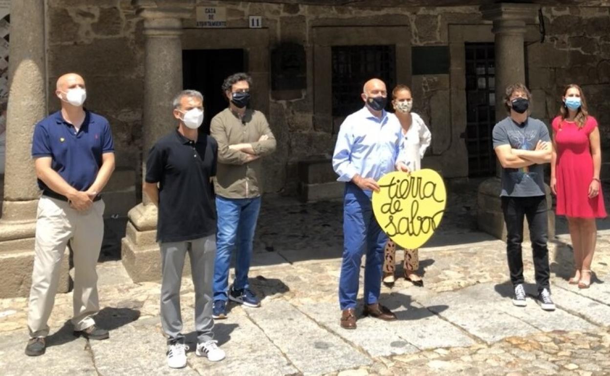 Representantes institucionales y del programa Masterchef, en La Alberca.