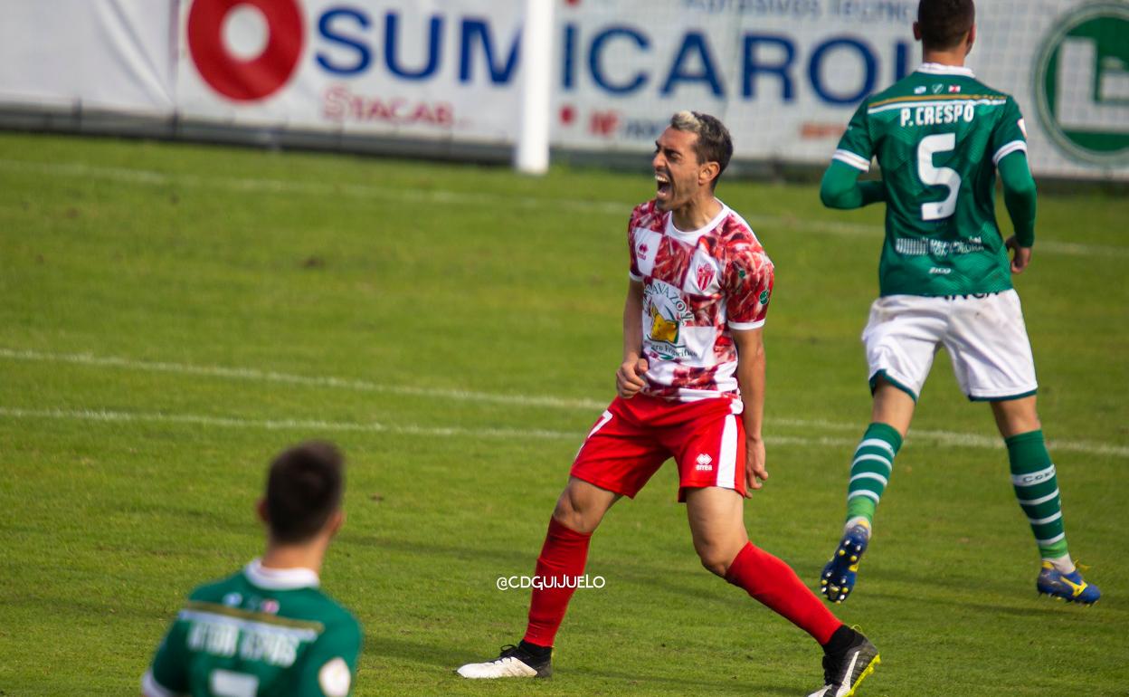 Pino se lamenta tras fallar una ocasión ante el Coruxo. 
