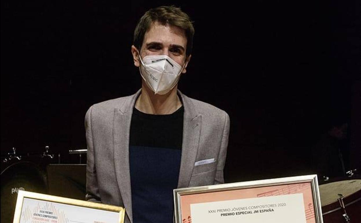 Juan Delgado Serrano, con sus dos diplomas, en el Reina Sofía. 