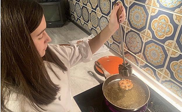 Imagen principal - Diferentes momentos de la elaboración de los florones 