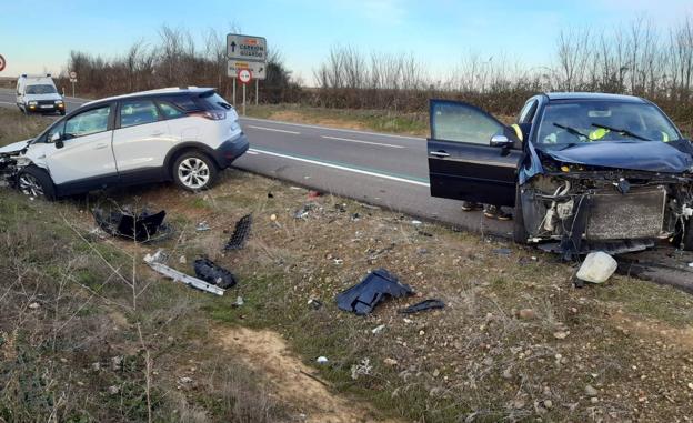 Imagen principal - Estado de los coches implicados tras el impacto.