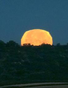 Imagen secundaria 2 - Secuencia del ocaso de la luna entre las 8:10 y las 8:15 horas.