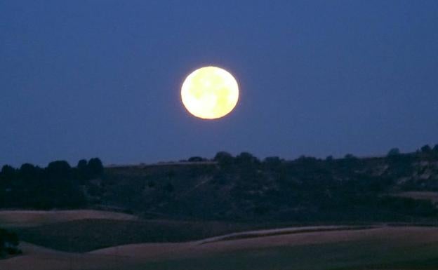 Imagen principal - Secuencia del ocaso de la luna entre las 8:10 y las 8:15 horas.