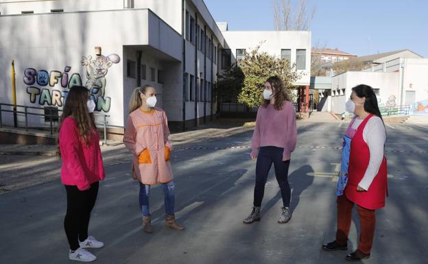 De izquierda a derecha, la alumna Silvia Zapatero y su tutora Sandra Cieza, así como la estudiante Julia Rodríguez y su tutora Maripaz Martínez, en el patio del colegio Sofía Tartilán.