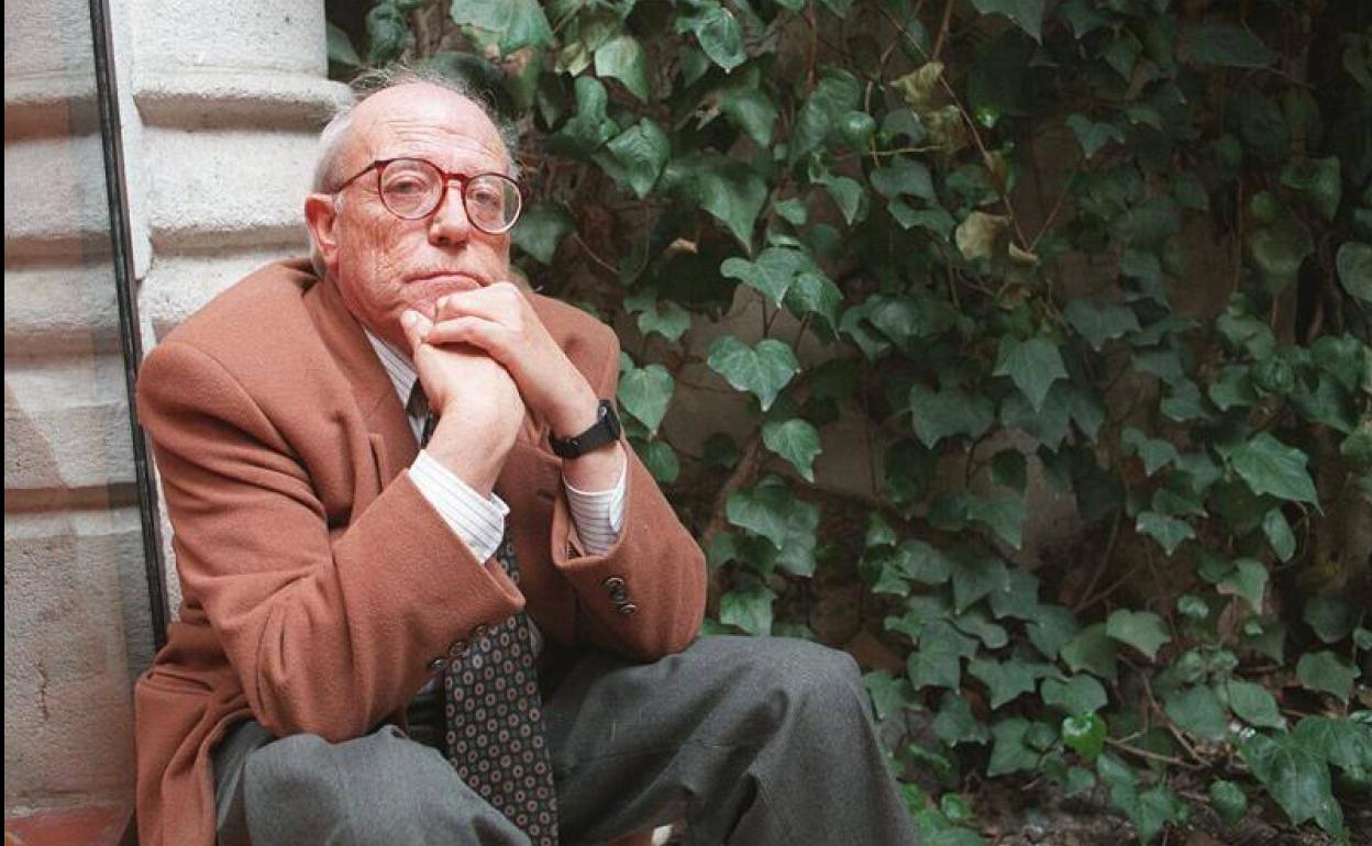 Jiménez Lozano, en la Casa de Cervantes, en 1996, año en el que publicó 'Las sandalias de plata' y 'Un dedo en los labios'. 