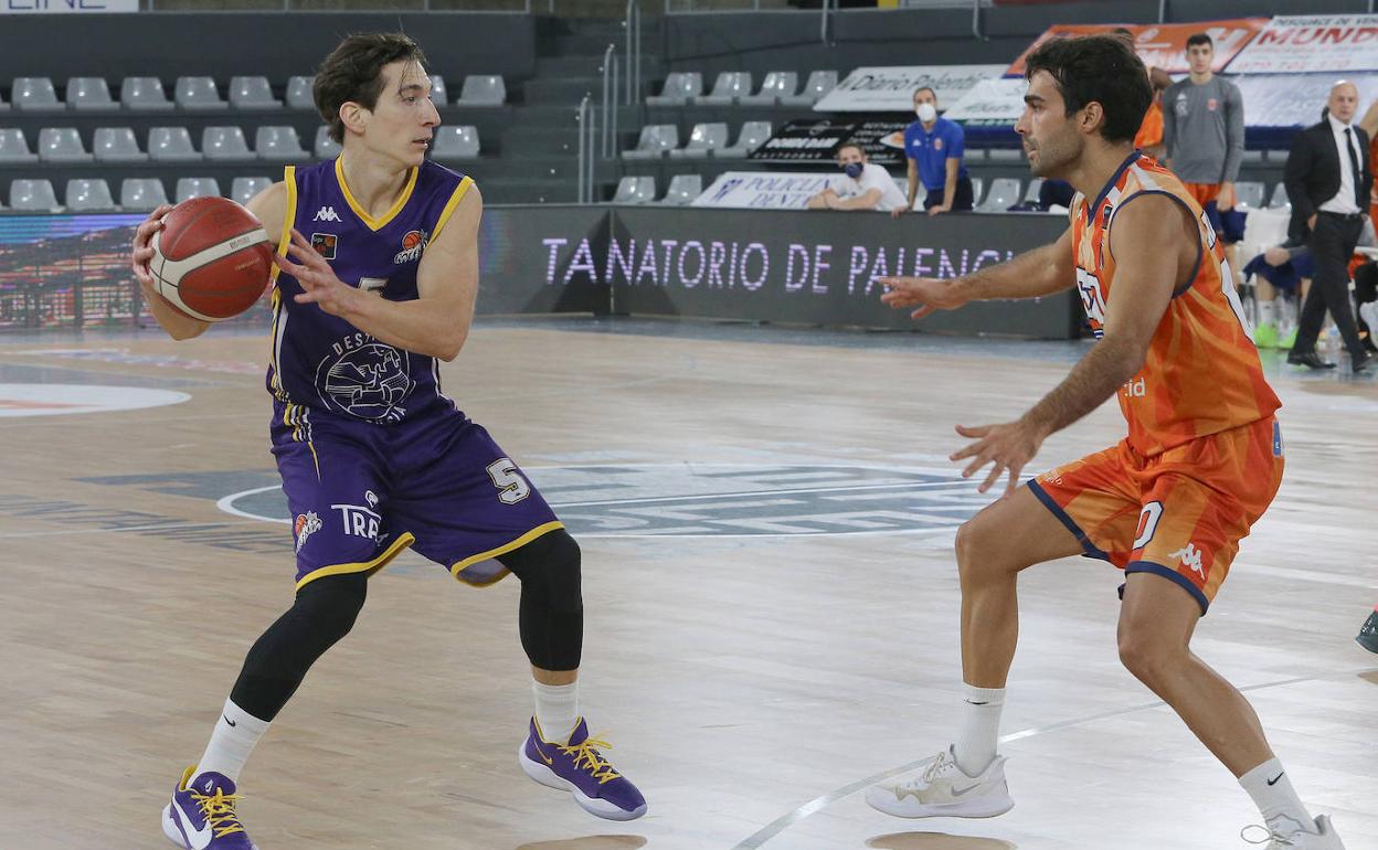 Richotti con el balón ante un jugador del Tizona Burgos en el último encuentro del Destino Palencia en casa. 