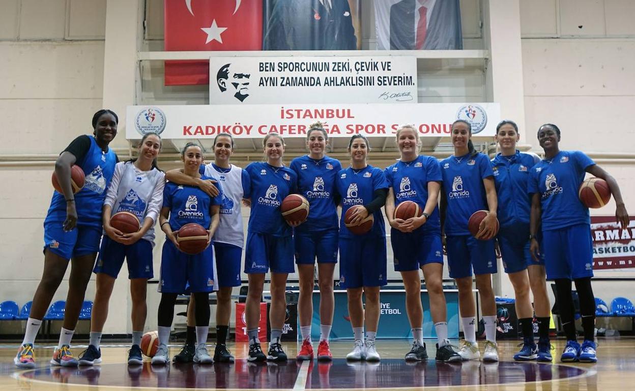 Los jugadoras del CBAvenida posan en el Caferaga Spor Salonu de Estambul, el pabellón donde jugarán la primera burbuja.