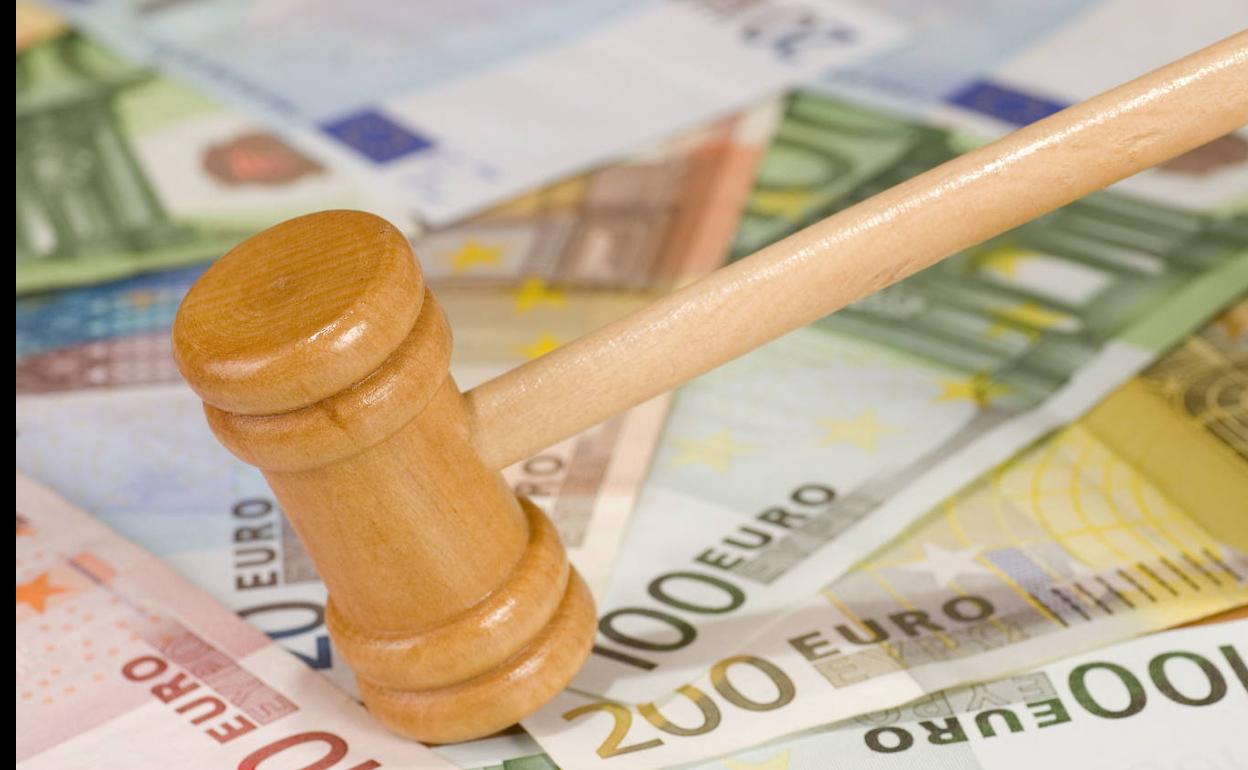 La maza de un juez sobre billeres de euro. 