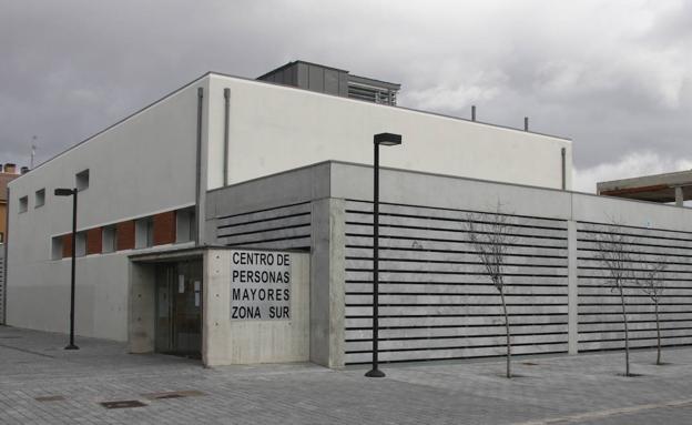 Centro de personas mayores Zona Sur, en uno de los pabellones del antiguo matadero.