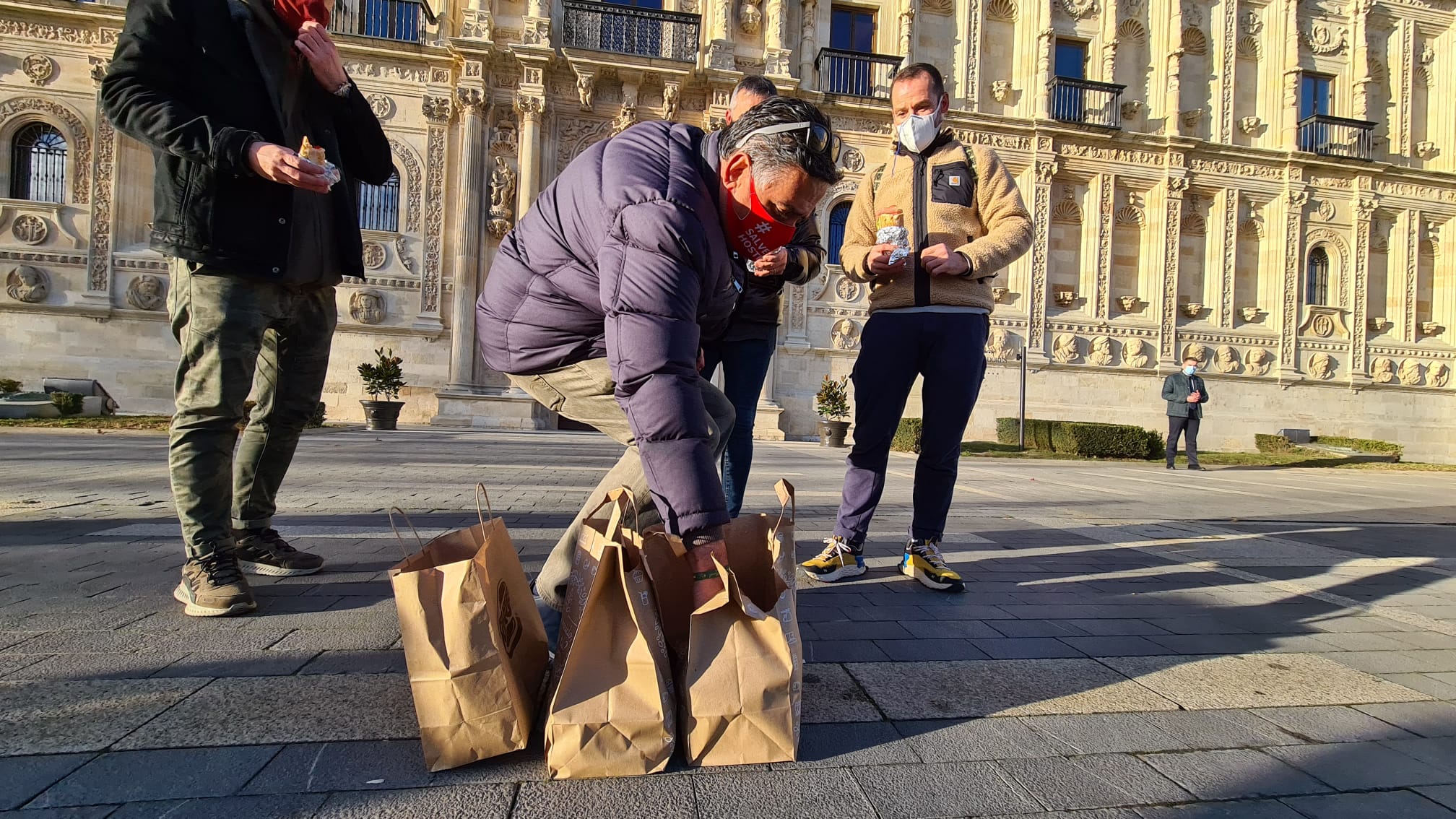 Los hosteleros comen «frío» en San Marcos ante la clase política «que viene de comer caliente». La convocatoria a través de redes sociales del sector reúne a cerca de medio centenar de trabajadores para reclamar ayudas y una vuelta a la actividad sin límites. «En medio de la pandemia, con la que está cayendo, nos tienen cerrados y ellos vienen a inauguraciones, ¿se ríen de nosotros?». 