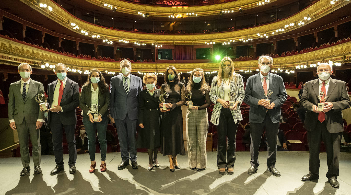 Los premiados, con sus galardones. 