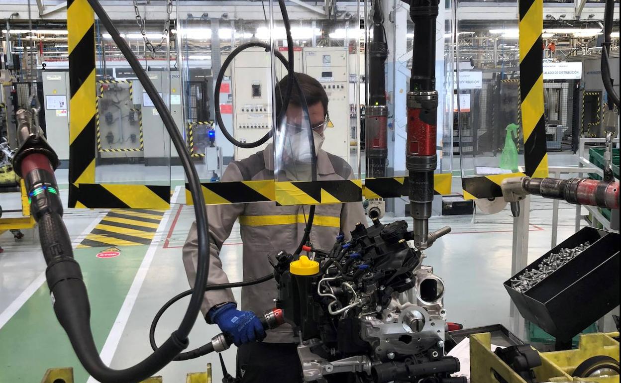 Un trabajador de la factoría de Motores.