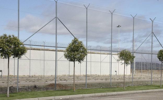 Ocho casos más elevan a 33 los positivos por el brote en la prisión de Dueñas