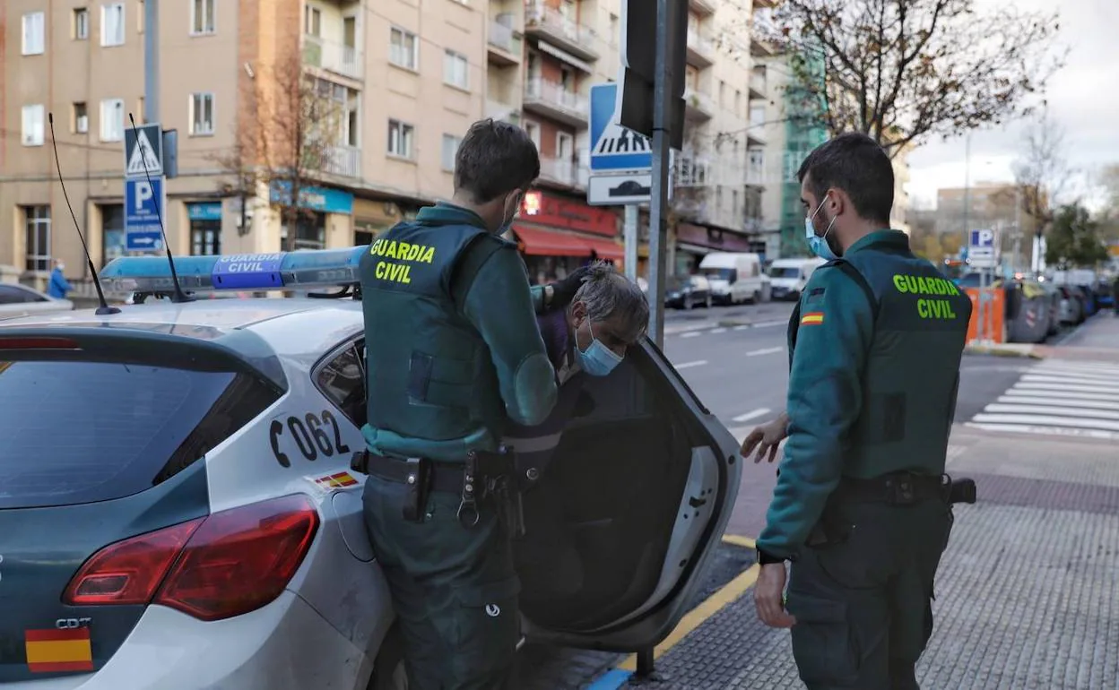 Los agentes ayudan al detenido a bajar del coche de la Guardia Civil en una primera llegada al juzgado número 5 de Segovia. 