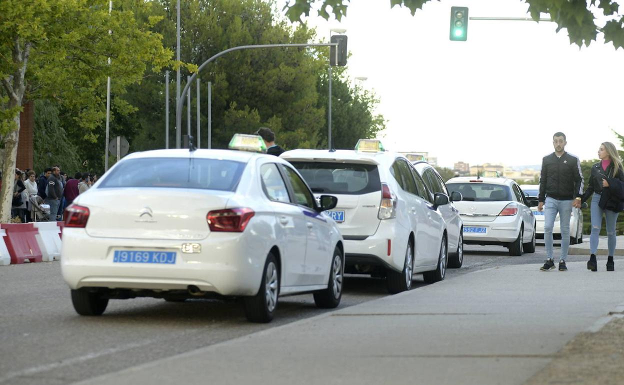 Una hilera de taxis en una vída de Valladolid. 