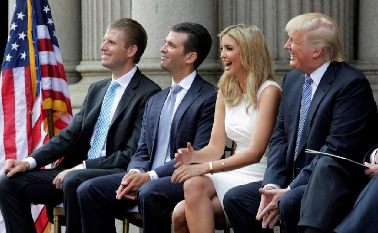 Trump, junto a sus hijos Eric, Donald Jr. e Ivanka. 