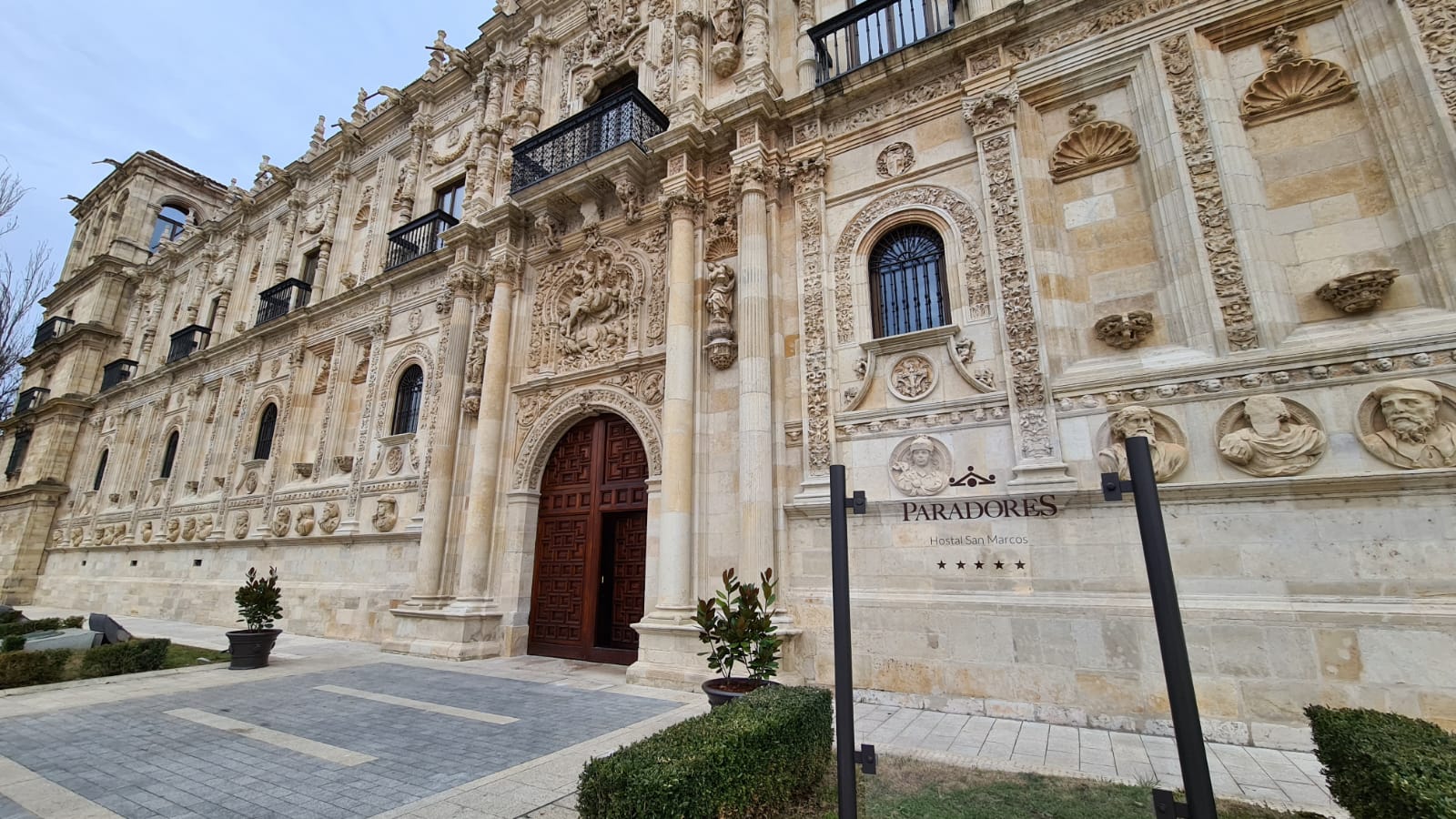 Casi tres años después, 1.083 días exactamente, el Hostal de San Marcos en León ha reabierto este miércoles sus puertas para los medios de comunicación y representantes institucionales en la antesala del reencuentro con sus clientes | El nuevo San Marcos, un '5 estrellas Gran Lujo' es modernista y más pequeño que el conocido por los leoneses. 