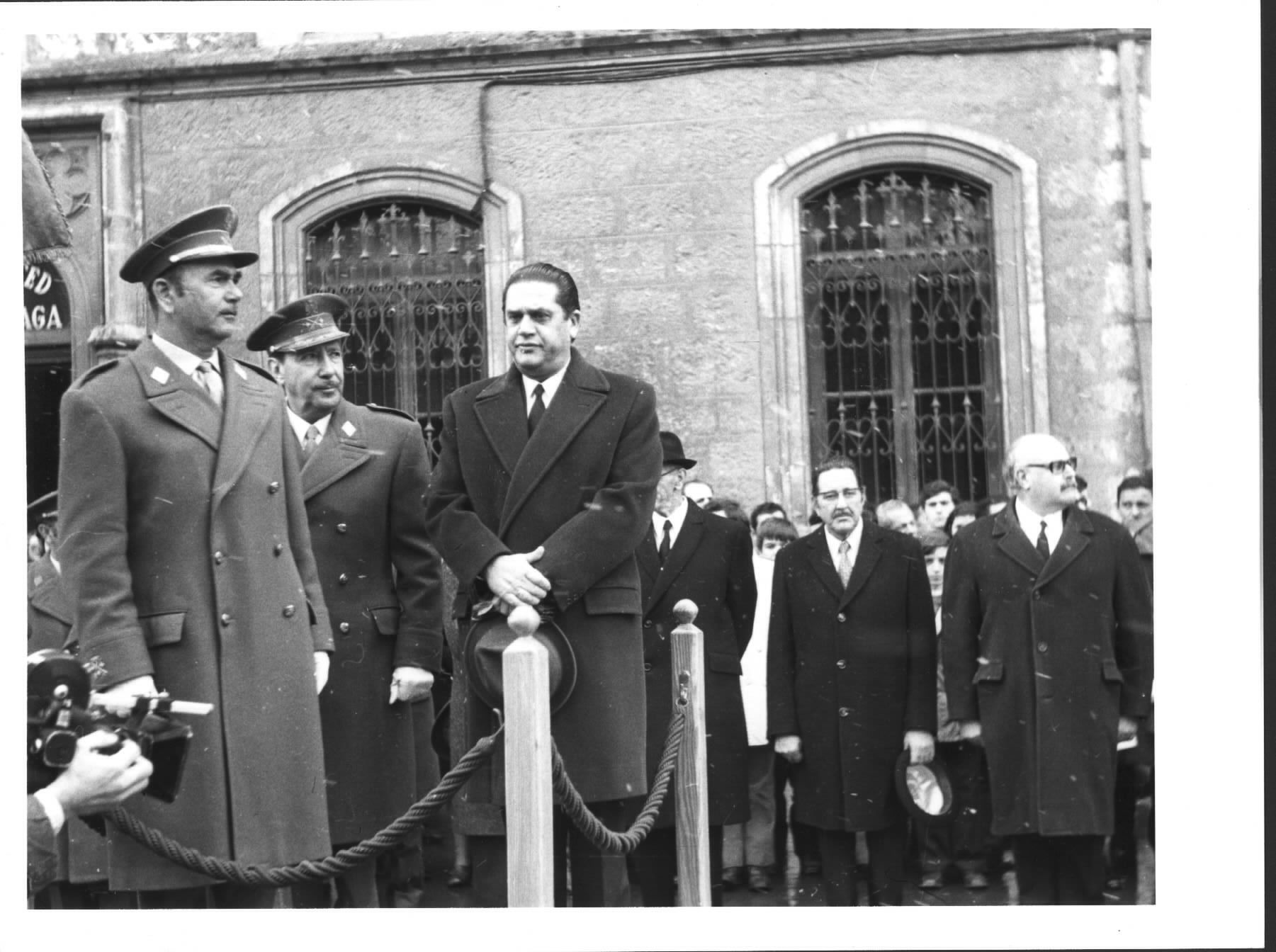 El gobernador civil de Burgos, Federico Trillo Figueroa (c), padre de Federico Trillo, presidente de Las Cortes, junto a Tomás García Rebull, capitán general de la VI Región Militar.