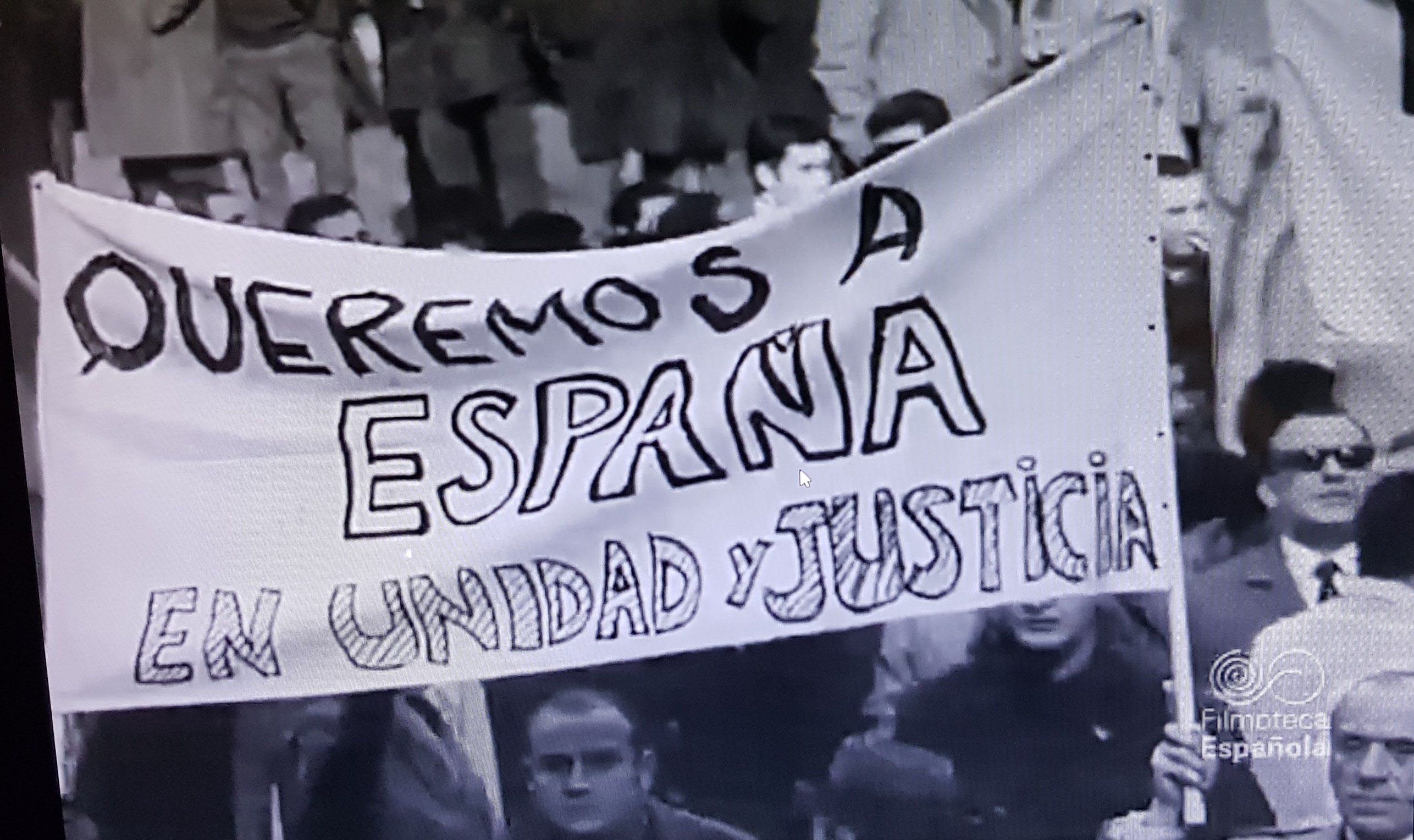 Instantánea del NO-DO de la manifestación de adhesión a Franco en Madrid.