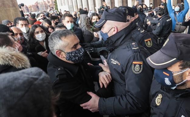 Tensión entre manifestantes y Policía Nacional en León. 