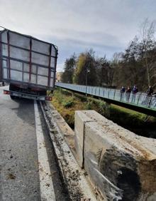 Imagen secundaria 2 - Un camión daña parte del pretil del Puente Viejo de Saldaña cuatro meses después de su reforma