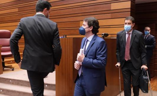 Ibáñez, con muletas, entra en el hemiciclo en el último pleno con Fernández Mañueco. 