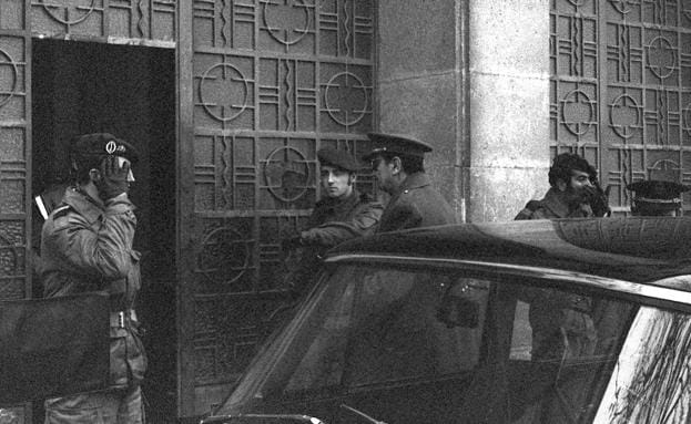 El teniente coronel Horta entrando a la sexta regional militar, sede del Gobierno Militar, donde se dicta la sentencia el Tribunal Militar.