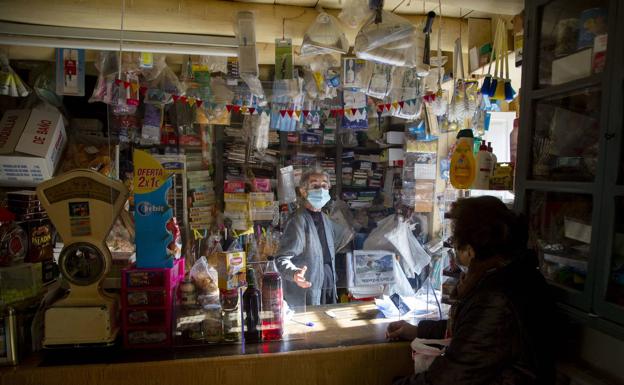 Soledad atiende a Ana María, una clienta, en la tienda. 