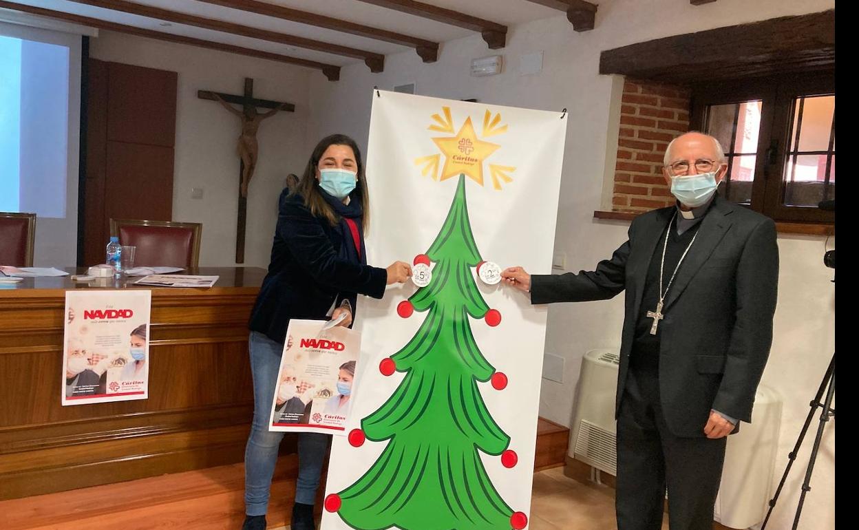 Mar Manzano y Jesús García Burillo presentan los árboles solidarios. 