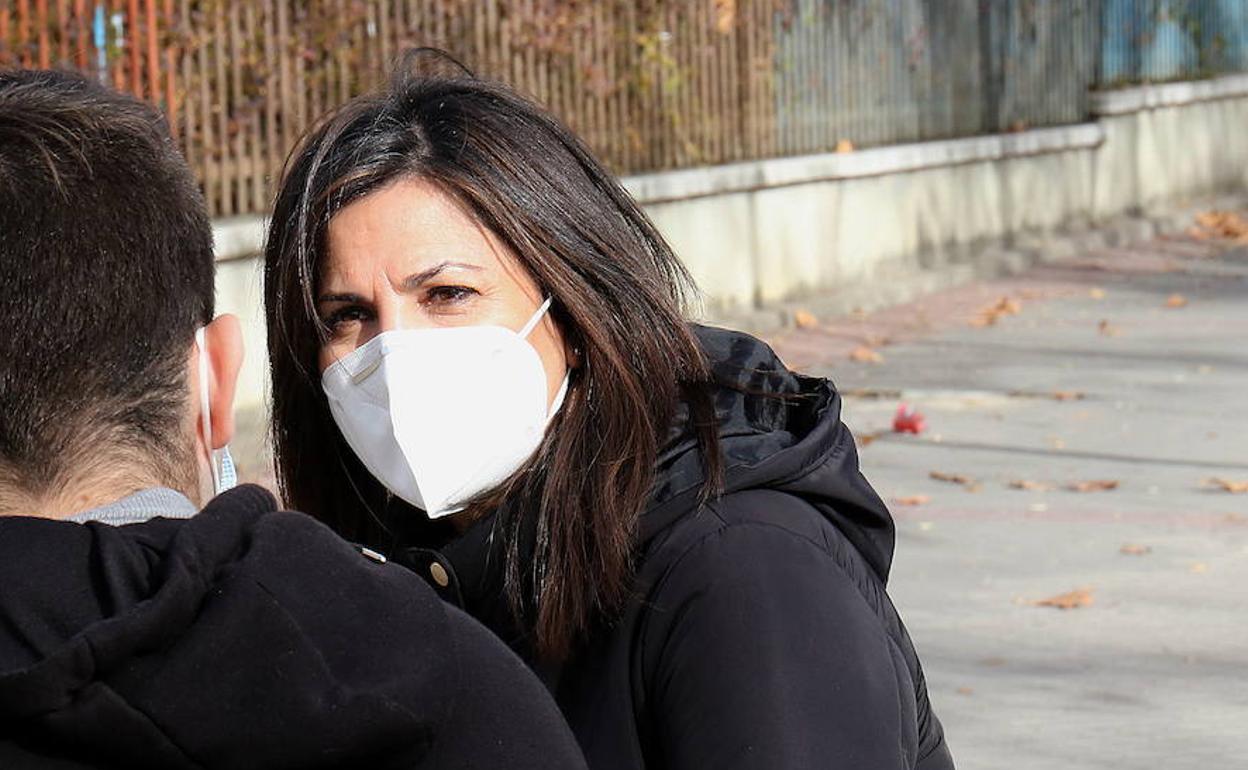 Javier, el nombre es ficticio, habla con Soledad, su educadora social de referencia. 