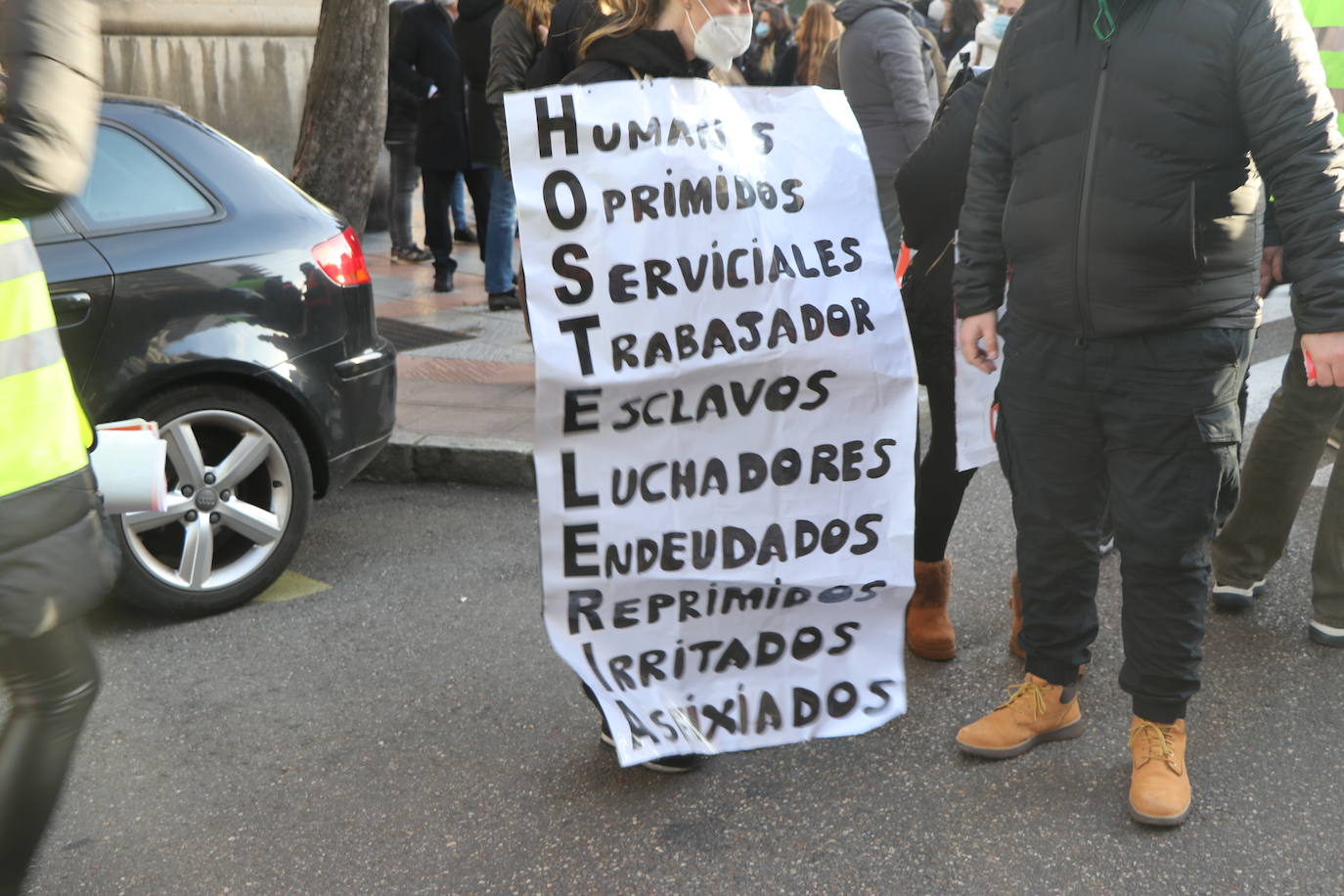 Los hosteleros de León salen a la calle para denunciar «la muerte del sector» y de la propia provincia de León. La hostelería reclama medidas de apoyo urgente para superar una situación crítica. 