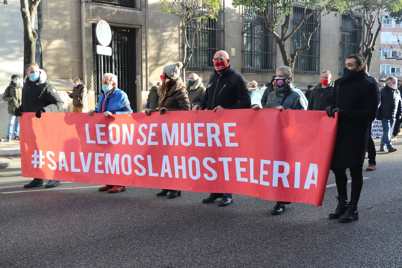 Los hosteleros de León salen a la calle para denunciar «la muerte del sector» y de la propia provincia de León. La hostelería reclama medidas de apoyo urgente para superar una situación crítica. 