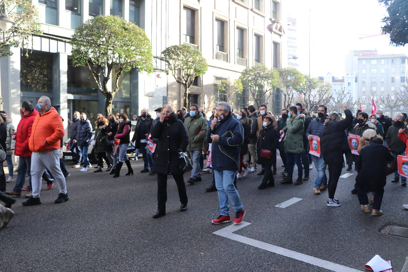 Los hosteleros de León salen a la calle para denunciar «la muerte del sector» y de la propia provincia de León. La hostelería reclama medidas de apoyo urgente para superar una situación crítica. 