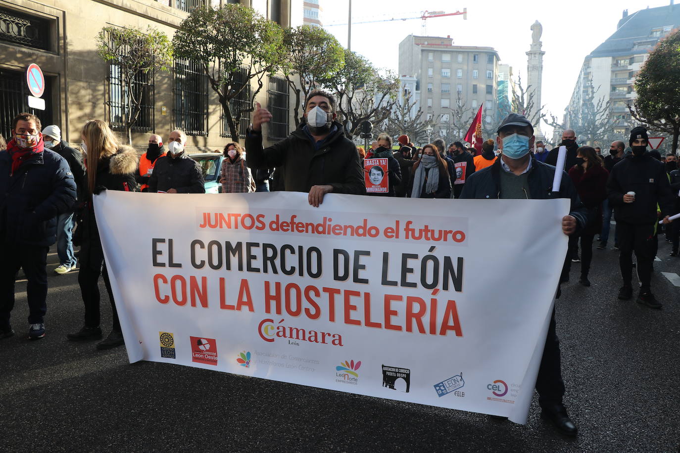 Los hosteleros de León salen a la calle para denunciar «la muerte del sector» y de la propia provincia de León. La hostelería reclama medidas de apoyo urgente para superar una situación crítica. 