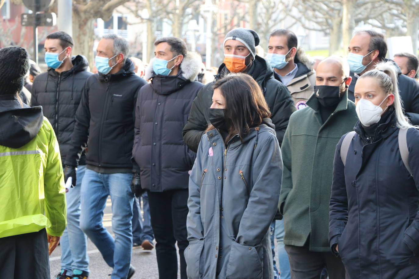 Los hosteleros de León salen a la calle para denunciar «la muerte del sector» y de la propia provincia de León. La hostelería reclama medidas de apoyo urgente para superar una situación crítica. 