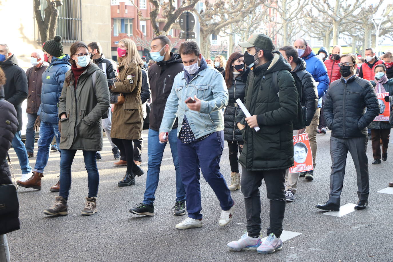 Los hosteleros de León salen a la calle para denunciar «la muerte del sector» y de la propia provincia de León. La hostelería reclama medidas de apoyo urgente para superar una situación crítica. 