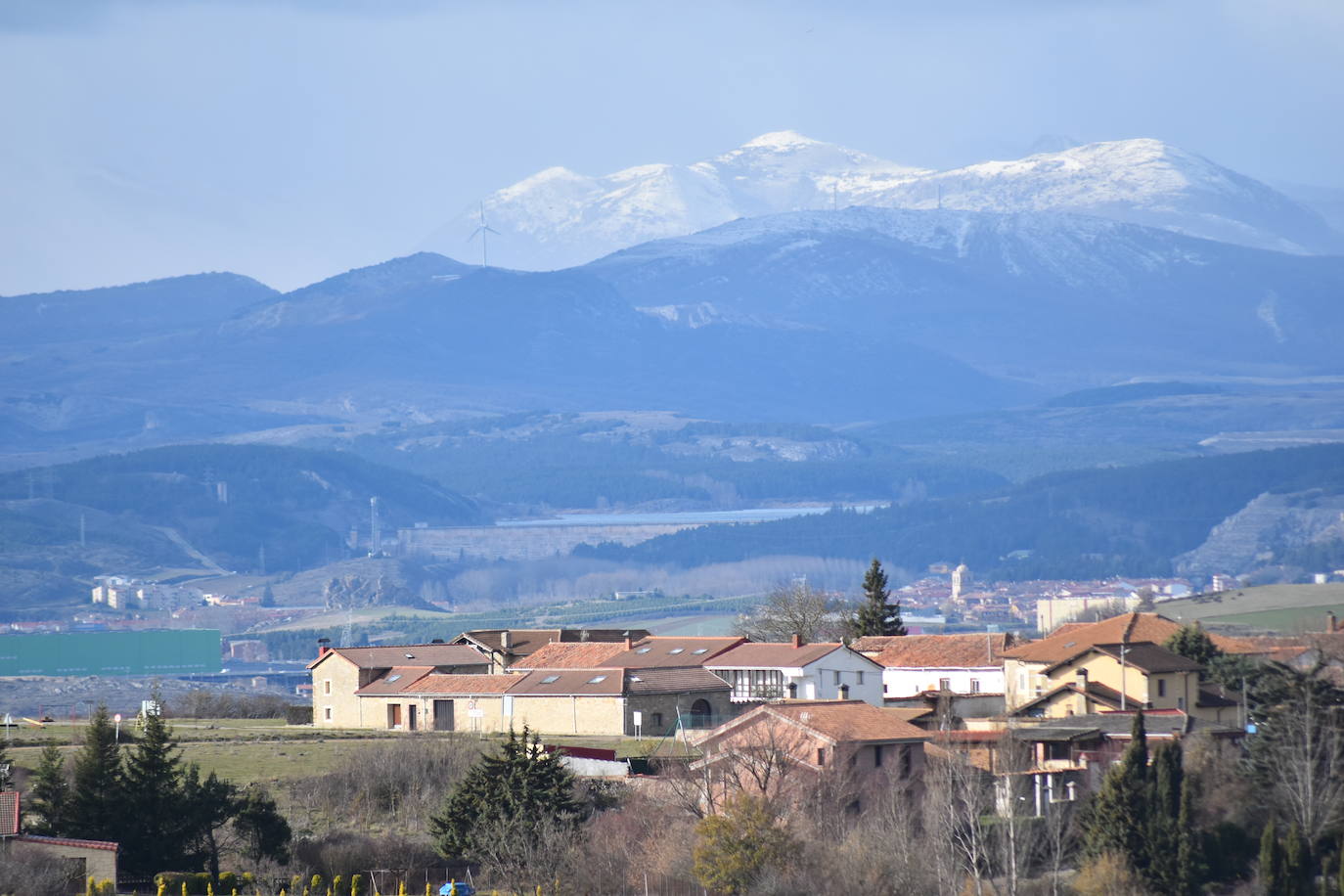 La borrasca Dora provoca las primeras nevadas en la zona norte de Palencia.