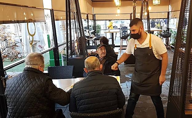 Terraza de Periquete, en el Paseo de Zorrilla, a primer hora de la mañana.