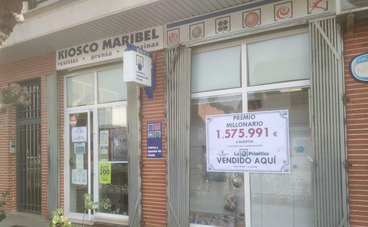 Escaparate del Kiosko Maribel de La Cistérniga, que indica que el boleto afortunado ha sido sellado en ese establecimiento, la Administración 84505.