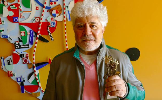 El director Pedro Almodóvar, con el Águila de Oro entre manos.