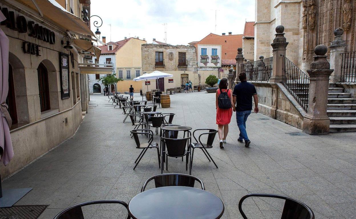 Una terraza vacía en Burgos.