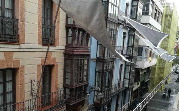 Cambian los anclajes de los toldos vegetales de la calle Santa María de Valladolid para que puedan acceder los Bomberos 